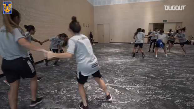 Tigres Femenil fun warm-up game